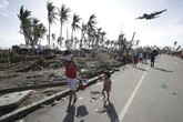 Máy bay quân sự Philippines hỗ trợ người Việt sau bão Hải Yến Máy bay quân sự Philippines hỗ trợ người Việt sau bão Hải Yến