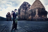 Khốn khổ người mẫu nam phải mặc váy, đi giầy cao gót... Khốn khổ người mẫu nam phải mặc váy, đi giầy cao gót...