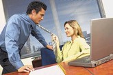 Chồng âu yếm cô đồng nghiệp trước mắt tôi Chồng âu yếm cô đồng nghiệp trước mắt tôi