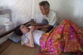 Nước mắt cha già dưới chân núi Đọ Nước mắt cha già dưới chân núi Đọ