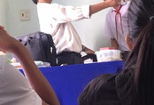 Học sinh tẽn tò vì bị điểm kém nhưng thầy giáo đứng cạnh có pha "tấu hài" mặn chát