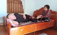 Vợ làm quần quật vẫn không đủ tiền chữa vết thương hoại tử của chồng Vợ làm quần quật vẫn không đủ tiền chữa vết thương hoại tử của chồng