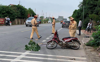 Cán tử vong người đi xe máy, tài xế ô tô thản nhiên lái xe vào kho đổ hàng Cán tử vong người đi xe máy, tài xế ô tô thản nhiên lái xe vào kho đổ hàng