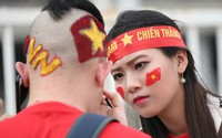 Fan cuồng sặc sỡ cờ hoa, xúng xính áo quần ùn ùn đổ về sân Mỹ Đình Fan cuồng sặc sỡ cờ hoa, xúng xính áo quần ùn ùn đổ về sân Mỹ Đình