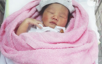 Đi nhậu về, người đàn ông tá hỏa phát hiện bé trai bị bỏ trong thùng giấy kèm lời cầu xin nhận nuôi Đi nhậu về, người đàn ông tá hỏa phát hiện bé trai bị bỏ trong thùng giấy kèm lời cầu xin nhận nuôi