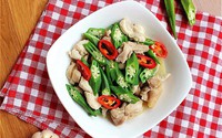 Đổi vị với gà xào đậu bắp giòn ngon Đổi vị với gà xào đậu bắp giòn ngon