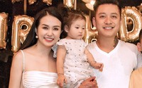 Tuấn Hưng hôn đắm đuối vợ 9x trong ngày sinh nhật Tuấn Hưng hôn đắm đuối vợ 9x trong ngày sinh nhật