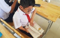 Nghị lực đến trường của nam sinh "tí hon" 18 tuổi, nặng 20kg Nghị lực đến trường của nam sinh "tí hon" 18 tuổi, nặng 20kg