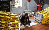 “Đại công xưởng” vàng mã Đông Hồ tấp nập chuẩn bị ngày tiễn ông Công ông Táo “Đại công xưởng” vàng mã Đông Hồ tấp nập chuẩn bị ngày tiễn ông Công ông Táo