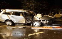 Innova nát bét khi tông con lươn, 2 người nguy kịch Innova nát bét khi tông con lươn, 2 người nguy kịch