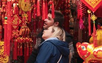 Du khách nước ngoài thích thú chiêm ngưỡng đường phố Hà Nội nhuộm đỏ ngày giáp Tết Du khách nước ngoài thích thú chiêm ngưỡng đường phố Hà Nội nhuộm đỏ ngày giáp Tết