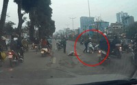 Nam thanh niên đâm tốc váy người phụ nữ, hành động sau đó của anh ta mới đáng trách Nam thanh niên đâm tốc váy người phụ nữ, hành động sau đó của anh ta mới đáng trách