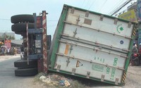 3 mẹ con, bà cháu tử vong khi thùng xe đầu kéo đổ đè trúng 3 mẹ con, bà cháu tử vong khi thùng xe đầu kéo đổ đè trúng