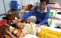 Bố bất lực nhìn con đau đớn mang trong mình căn bệnh ung thư, không tiền chữa bệnh Bố bất lực nhìn con đau đớn mang trong mình căn bệnh ung thư, không tiền chữa bệnh