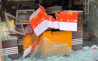 Hy hữu xe ben nổ lốp, mâm bánh xe văng như 'tên bắn' vào 1 cửa hàng Hy hữu xe ben nổ lốp, mâm bánh xe văng như 'tên bắn' vào 1 cửa hàng