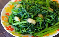 Vì sao không nên cho muối vào chảo rau đang xào Vì sao không nên cho muối vào chảo rau đang xào
