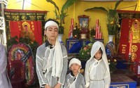 3 đứa trẻ côi cút trước di ảnh bố cùng người mẹ tâm thần và người ông ung thư giai đoạn cuối 3 đứa trẻ côi cút trước di ảnh bố cùng người mẹ tâm thần và người ông ung thư giai đoạn cuối