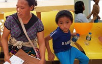 Xót xa cảnh người mẹ vùng cao lưng địu con 3 tháng, tay dắt con 10 tuổi bị vẹo cột sống về Hà Nội khám bệnh Xót xa cảnh người mẹ vùng cao lưng địu con 3 tháng, tay dắt con 10 tuổi bị vẹo cột sống về Hà Nội khám bệnh