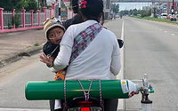 Em bé thở bình oxy, ngồi xe máy 1.800 km mỗi tháng để được sống Em bé thở bình oxy, ngồi xe máy 1.800 km mỗi tháng để được sống