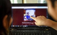 Chính trị gia gây xôn xao vì livestream với tai mèo Chính trị gia gây xôn xao vì livestream với tai mèo