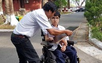 Thí sinh 12 năm 'ngồi trên lưng cha' đi học đạt 10 điểm môn Tiếng Anh Thí sinh 12 năm 'ngồi trên lưng cha' đi học đạt 10 điểm môn Tiếng Anh