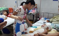 Đau lòng chị nhảy vào cứu em trong đám cháy, cả hai bị bỏng nặng mà không có tiền điều trị Đau lòng chị nhảy vào cứu em trong đám cháy, cả hai bị bỏng nặng mà không có tiền điều trị