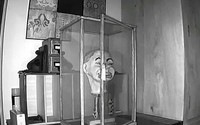 Búp bê 'ma ám' nháy mắt, tự mở cửa giữa đêm Búp bê 'ma ám' nháy mắt, tự mở cửa giữa đêm