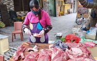 Thứ 6 (29/5): Thịt lợn bán ở chợ dân sinh đánh dấu mức kỷ lục 200.000 đồng/kg, người tiêu dùng "cắn răng" móc ví Thứ 6 (29/5): Thịt lợn bán ở chợ dân sinh đánh dấu mức kỷ lục 200.000 đồng/kg, người tiêu dùng "cắn răng" móc ví