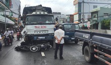 Tai nạn kinh hoàng: Xe tải lùa 8 xe máy trong tiếng la hét thất thanh