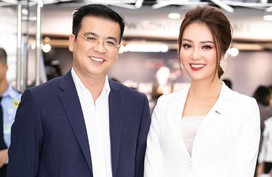 BTV Quang Minh bất ngờ xuất hiện phong độ bên Á hậu Thụy Vân BTV Quang Minh bất ngờ xuất hiện phong độ bên Á hậu Thụy Vân