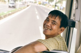 Ông chú không biết chạy xe máy dành cả thanh xuân nấu cơm từ thiện Ông chú không biết chạy xe máy dành cả thanh xuân nấu cơm từ thiện
