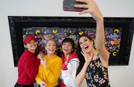 H'Hen Niê gặp lại Hoa hậu Mỹ từng chê tiếng Anh của cô H'Hen Niê gặp lại Hoa hậu Mỹ từng chê tiếng Anh của cô