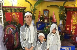3 đứa trẻ côi cút trước di ảnh bố cùng người mẹ tâm thần và người ông ung thư giai đoạn cuối 3 đứa trẻ côi cút trước di ảnh bố cùng người mẹ tâm thần và người ông ung thư giai đoạn cuối