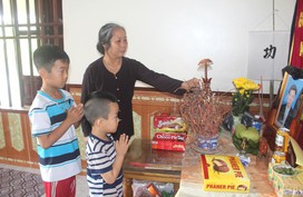 Tương lai mịt mờ của 2 đứa trẻ có bố chết vì tai nạn, bà nội mắc bệnh ung thư Tương lai mịt mờ của 2 đứa trẻ có bố chết vì tai nạn, bà nội mắc bệnh ung thư
