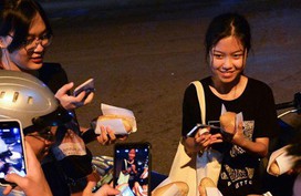 Xếp hàng lúc rạng sáng để mua bánh mì 'hổ lốn' ở Hà Nội Xếp hàng lúc rạng sáng để mua bánh mì 'hổ lốn' ở Hà Nội