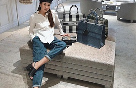 Diện quần jeans, mỹ nhân Việt cứ mix với 4 kiểu giày sau là trọn vẹn xịn đẹp và có khi còn kéo chân dài tít tắp Diện quần jeans, mỹ nhân Việt cứ mix với 4 kiểu giày sau là trọn vẹn xịn đẹp và có khi còn kéo chân dài tít tắp