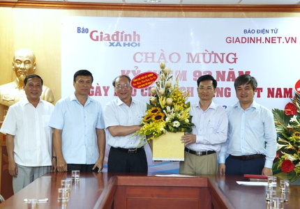 Lãnh đạo Tổng cục DS-KHHGĐ chúc mừng Báo GĐ&XH nhân ngày 21/6 Lãnh đạo Tổng cục DS-KHHGĐ chúc mừng Báo GĐ&XH nhân ngày 21/6