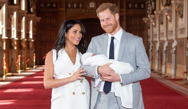 Vợ chồng Meghan Markle chính thức công bố kế hoạch làm lễ rửa tội cho con trai đầu lòng với những chi tiết gây tranh cãi