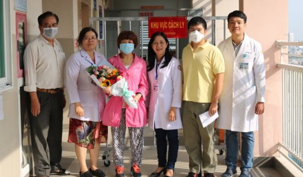Chàng trai Trung Quốc được chữa khỏi nCoV ở TP.HCM đón mẹ ra viện