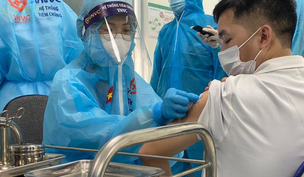 Những người đầu tiên ở Việt Nam tiêm vaccine COVID-19