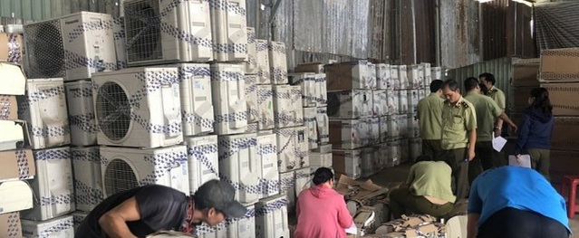 Gần Tết, hàng lậu, hàng giả nườm nượp đổ về như "trẩy hội", người dân cần cẩn trọng để tránh "tiền mất tật mang" Gần Tết, hàng lậu, hàng giả nườm nượp đổ về như "trẩy hội", người dân cần cẩn trọng để tránh "tiền mất tật mang"