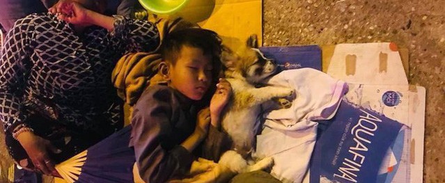 Giữa đêm Sài Gòn, gia đình 3 thành viên ôm nhau ngủ dưới ánh đèn đường leo lét gây xúc động mạnh Giữa đêm Sài Gòn, gia đình 3 thành viên ôm nhau ngủ dưới ánh đèn đường leo lét gây xúc động mạnh
