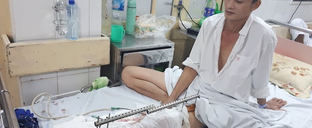 Vừa mất vợ vì tai nạn giao thông, người đàn ông bất hạnh lại có nguy cơ mất chân vì không tiền điều trị Vừa mất vợ vì tai nạn giao thông, người đàn ông bất hạnh lại có nguy cơ mất chân vì không tiền điều trị