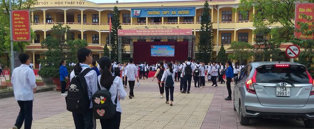 Vụ ghép nhầm phách và thân bài ở Hải Phòng: 6 thí sinh bị trượt sau khi nhận đúng điểm Vụ ghép nhầm phách và thân bài ở Hải Phòng: 6 thí sinh bị trượt sau khi nhận đúng điểm
