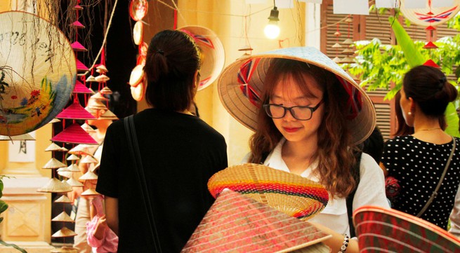 Những sản phẩm kì dị xuất hiện trong triển lãm nón lá làng Chuông