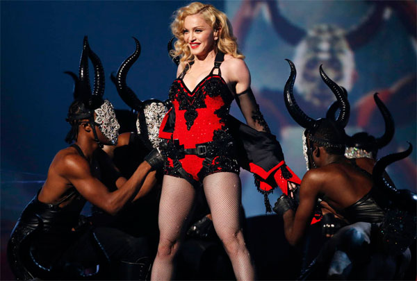 Madonna bắt vũ công hôn chân vì đến muộn