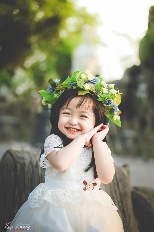 Em bé Việt Nam là những thiên thần trên đất trời. Với làn da trắng hồng và đôi mắt to tròn, bé Việt trông rất xinh đẹp và đáng yêu. Còn chần chờ gì nữa mà không xem những hình ảnh em bé Việt đẹp nhất để cảm nhận được vẻ đẹp tuyệt vời của các bé nhỏ?