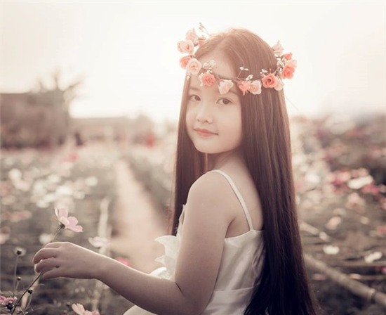 Vẻ đẹp tựa thiên thần của cô bé Hà Nội 6 tuổi