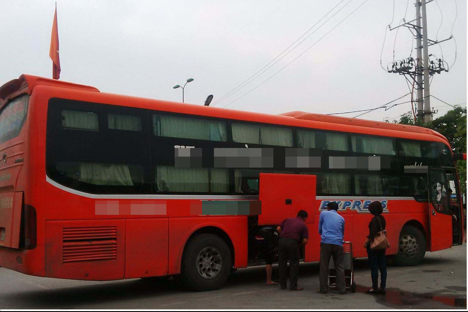 Xe tải 'chim mồi' bị CSGT xử phạt vì đi vào làn khẩn cấp trên cao tốc Nội Bài - Lào Cai - Ảnh 1. Xe tải 'chim mồi' bị CSGT xử phạt vì đi vào làn khẩn cấp trên cao tốc Nội Bài - Lào Cai - Ảnh 1.