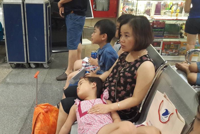Cảnh trẻ em vạ vật ở sân bay do bị hoãn chuyến liên tiếp